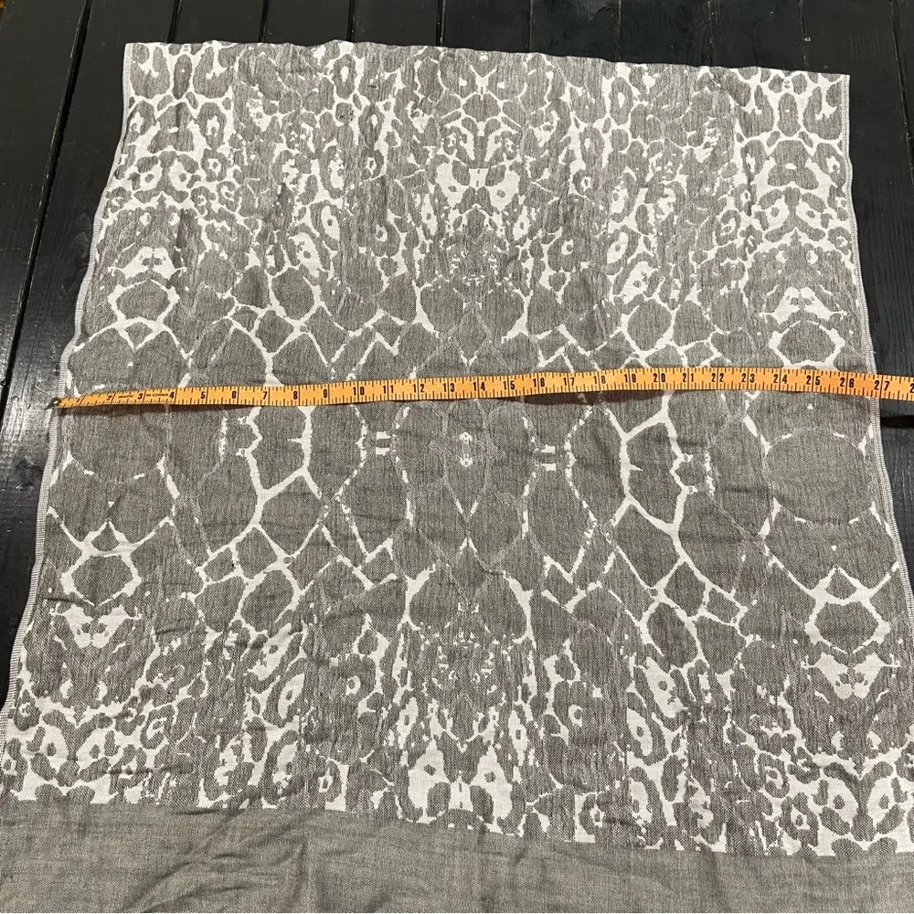 Adrienne Vittadini Jacquard‎ Oblong Wide Scarf Women Gray NWT